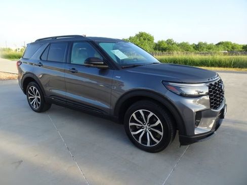 Used 2025 Ford Explorer ST-Line AWD/4WD image 3