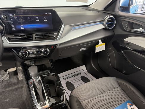 Used 2025 Chevrolet Trax LT w/ LT Convenience Package FWD image 4