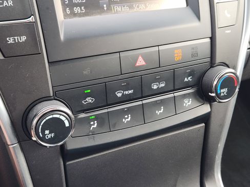 Used 2015 Toyota Camry SE image 25