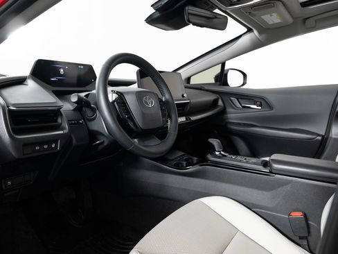 Used 2025 Toyota Prius XLE image 12