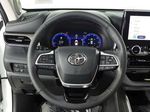 Used 2023 Toyota Highlander Limited FWD image 27