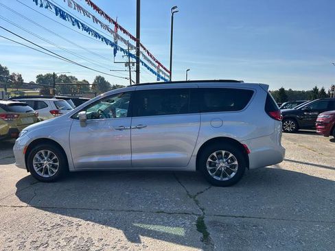 Certified 2022 Chrysler Pacifica Touring-L image 6