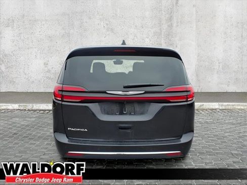 New 2026 Chrysler Pacifica Select image 3