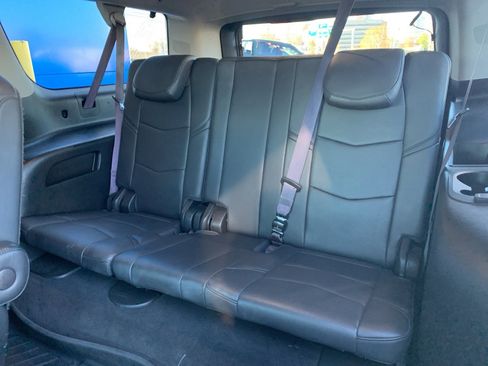 Used 2017 Cadillac Escalade ESV 4WD image 17