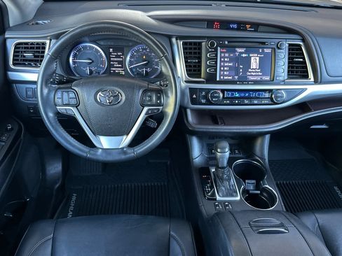 Used 2019 Toyota Highlander XLE AWD/4WD image 15