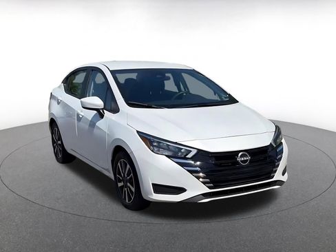 Used 2025 Nissan Versa SV image 3