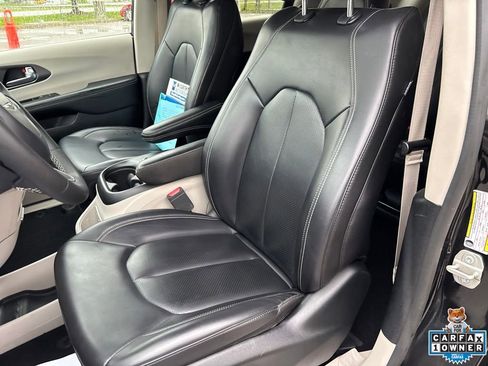 Used 2023 Chrysler Pacifica Touring-L FWD image 51