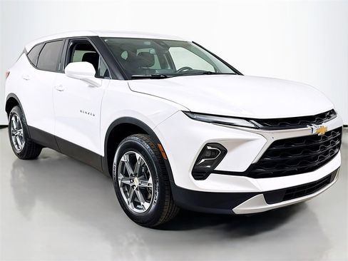 Used 2025 Chevrolet Blazer LT image 3