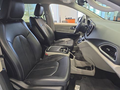 Used 2023 Chrysler Pacifica Touring-L FWD image 27