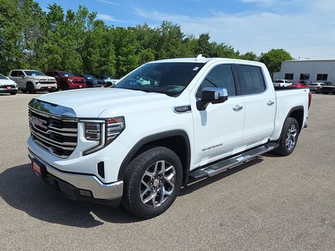 Used 2023 GMC Sierra 1500 SLT w/ SLT Premium Package AWD/4WD image 4