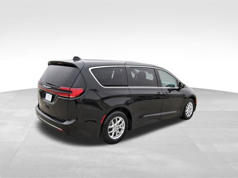 Used 2023 Chrysler Pacifica Touring-L image 4