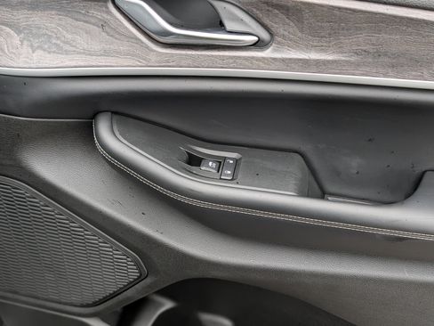 Used 2024 Jeep Grand Cherokee Limited w/ Black Appearance Package image 23