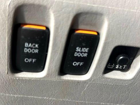 Used 2010 Toyota Sienna XLE image 33