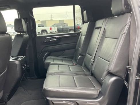 Used 2025 Chevrolet Suburban Z71 image 27