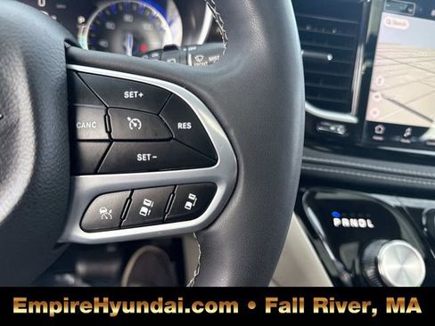 Used 2023 Chrysler Pacifica Limited image 29