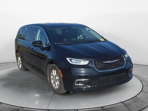 Used 2024 Chrysler Pacifica Touring-L FWD image 7