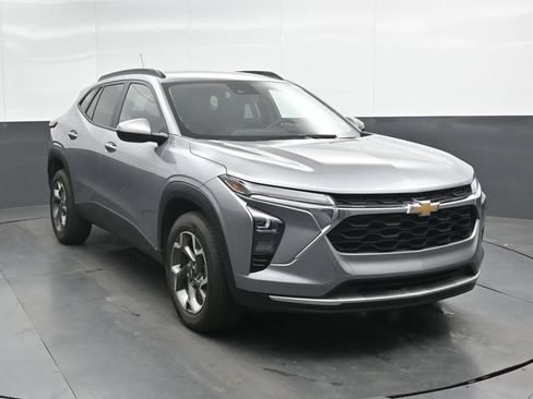 Used 2025 Chevrolet Trax LT FWD image 4