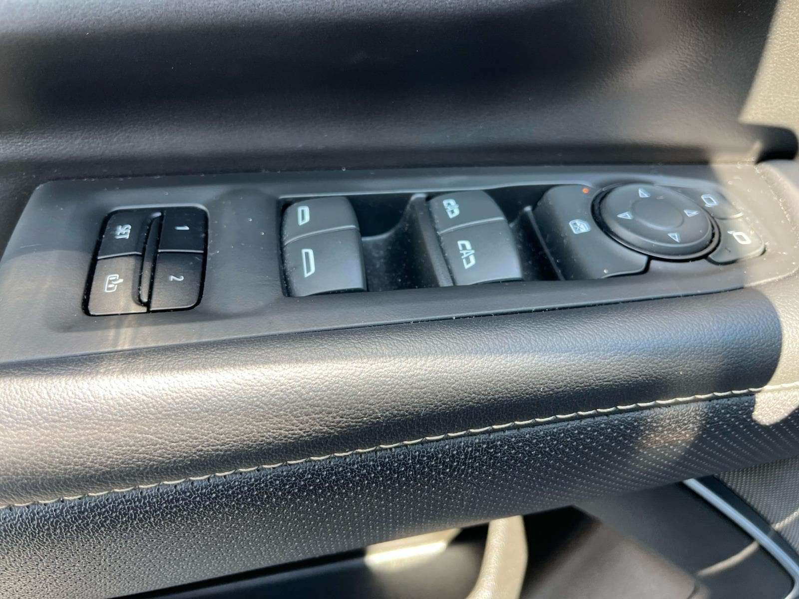 Used 2023 GMC Yukon SLT AWD/4WD image 29
