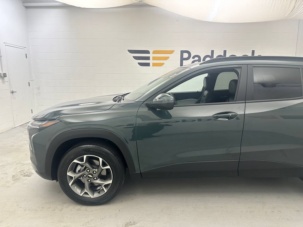 Used 2025 Chevrolet Trax LT w/ Driver Confidence Package FWD image 4