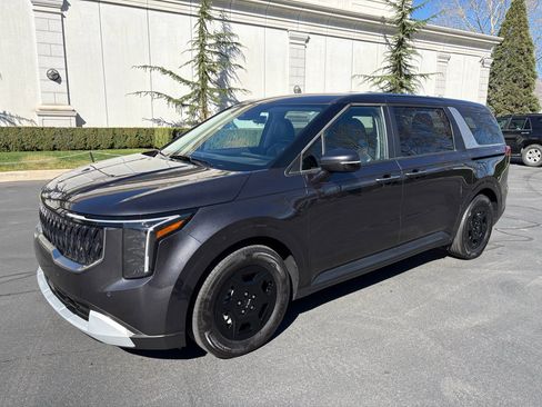 Used 2025 Kia Carnival image 2