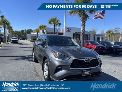 Used 2024 Toyota Highlander LE AWD/4WD image 1
