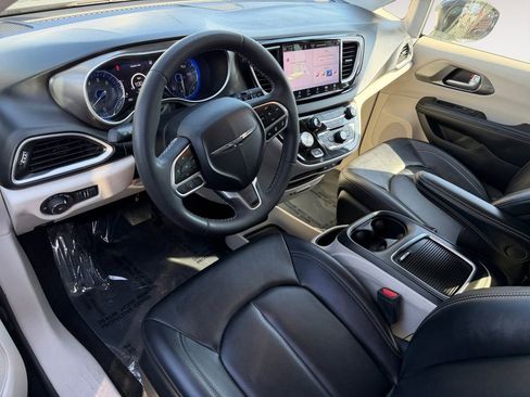 Used 2024 Chrysler Pacifica Touring-L image 16