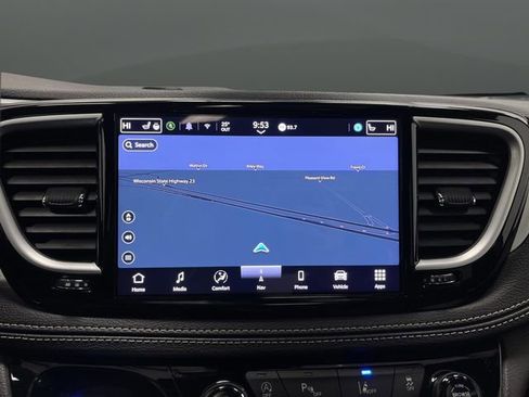 Used 2025 Chrysler Pacifica Limited image 8