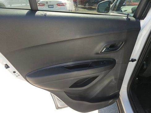 Used 2020 Chevrolet Trax LT FWD image 12
