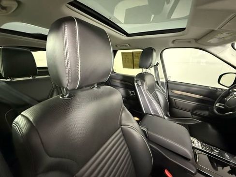 Certified 2017 Land Rover Discovery HSE image 34