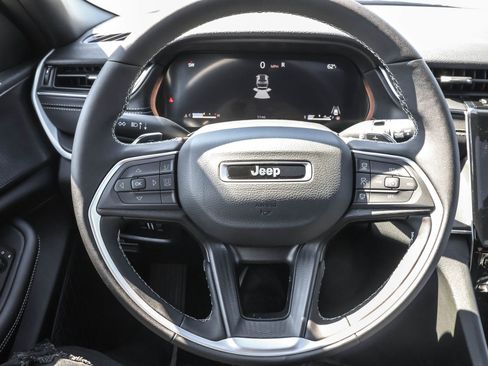 New 2025 Jeep Grand Cherokee Altitude image 28