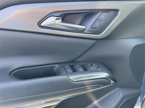 Certified 2025 Chevrolet Traverse LT image 11