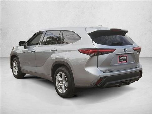 Used 2021 Toyota Highlander LE AWD/4WD image 9