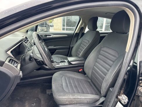 Used 2018 Ford Fusion SE w/ Fusion SE Technology Package FWD image 9