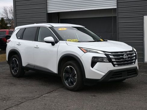 Used 2025 Nissan Rogue SV image 2