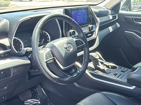 Used 2024 Toyota Highlander XLE AWD/4WD image 24