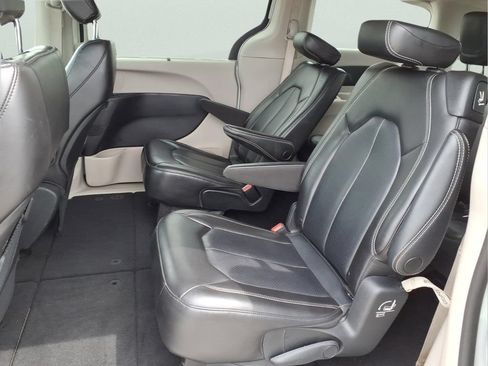 Used 2023 Chrysler Pacifica Touring-L FWD image 23