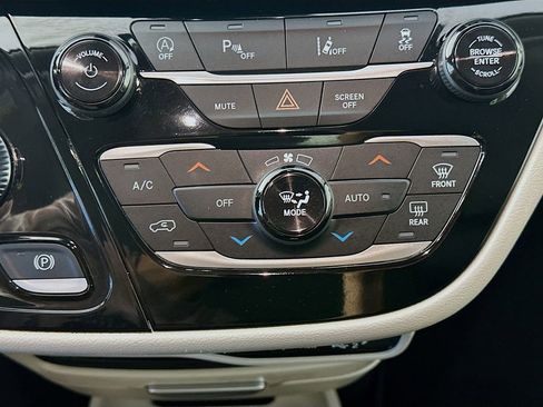 Used 2023 Chrysler Pacifica Touring-L FWD image 18