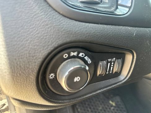 Used 2016 Jeep Renegade Latitude AWD/4WD image 9