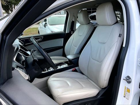 Used 2020 Ford Edge Titanium FWD image 8