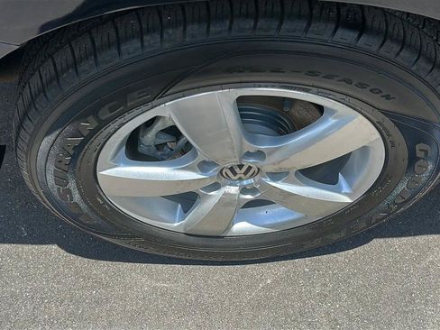 Used 2010 Volkswagen Routan SE FWD image 17