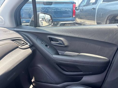 Used 2017 Chevrolet Trax LT w/ LT Convenience Package FWD image 17