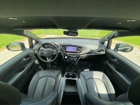 Used 2025 Chrysler Pacifica Select FWD image 18