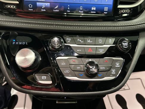 Used 2025 Chrysler Pacifica Select w/ Uconnect Theater Family Group FWD image 19