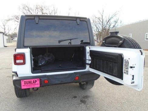 Used 2021 Jeep Wrangler Unlimited Sahara image 27