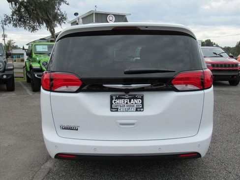 New 2026 Chrysler Voyager LX image 5