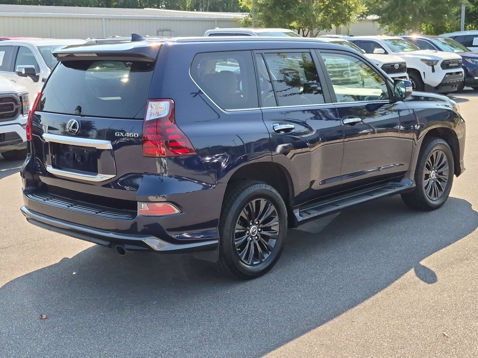 Used 2022 Lexus GX 460 Premium w/ Accessory Package AWD/4WD image 3