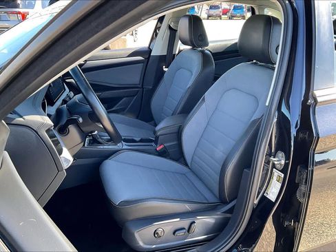 Used 2025 Volkswagen Jetta SE image 8