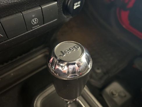 Used 2014 Jeep Wrangler Unlimited Rubicon image 9