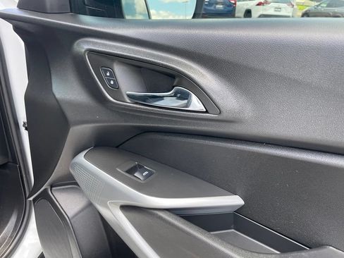 Used 2025 Chevrolet Trax LS FWD image 29