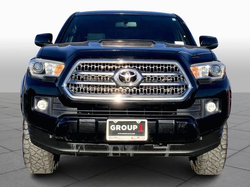 Used 2017 Toyota Tacoma TRD Sport image 4